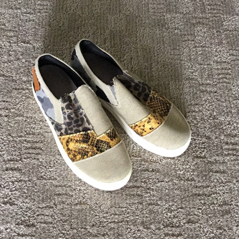 Cute! Geometric Deck Shoes (NWOT)